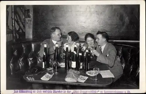 Foto Ak Assmannshausen Rüdesheim am Rhein, Alte Bayernschänke, Gäste, Wein