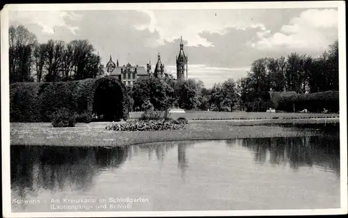 Ak Schwerin in Mecklenburg, Am Kreuzkanal im Schlossgarten, Laubengänge und Schloss, Türme