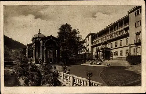 Ak Bad Wildbad im Schwarzwald, Hotel Klumpp, Klummp's Quellenhof, Auffahrt, Trinkhalle