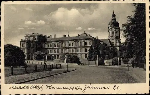 Ak Neustrelitz in Mecklenburg, Schloss, Straßenansicht, Turm