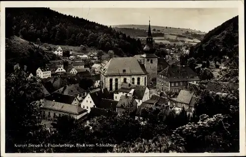 Ak Bad Berneck im Fichtelgebirge Oberfranken, Blick vom Schlossberg auf den Ort, Kirche