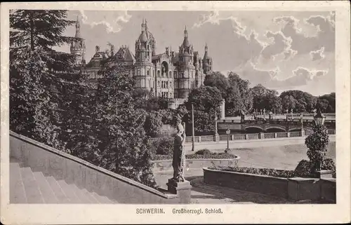 Ak Schwerin in Mecklenburg, Großherzogl. Schloss, Parkansicht, Treppe, Statue