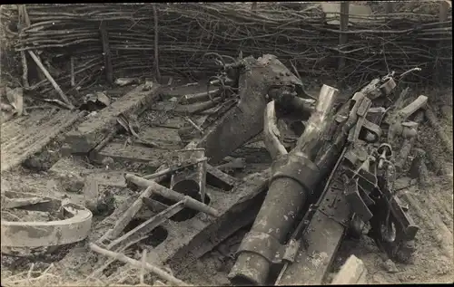 Foto Ak Erinnerung an den Weltkrieg, von einem Volltreffer zerstörtes deutsches Geschütz, I. WK