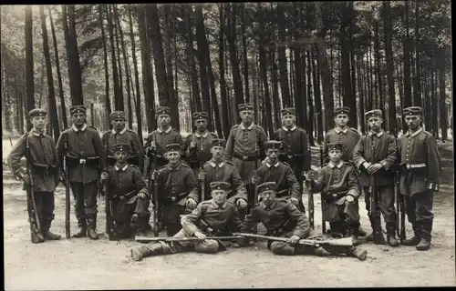 Foto Ak Deutsche Soldaten in Uniformen, Dresden 1918, Quartier Wilder Mann