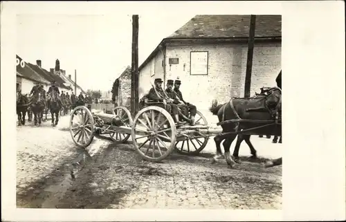 Foto Ak Französische Soldaten in Uniformen, Ankunft, Fuhrwerk, I. WK