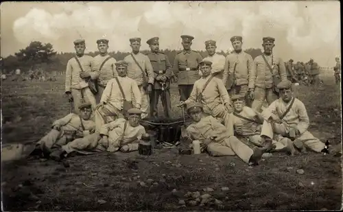 Foto Ak Deutsche Soldaten in Uniformen, Gruppenbild, I. WK