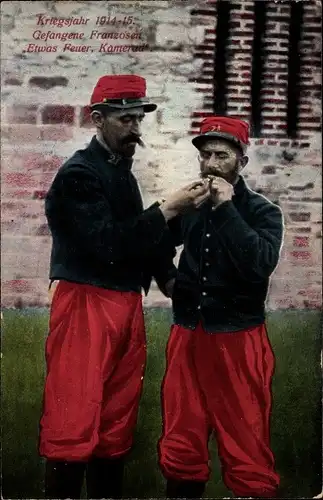 Ak Kriegsgefangene Franzosen 1914, Etwas Feuer Kamerad, I WK