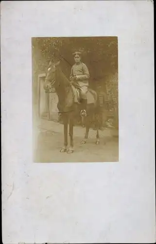Foto Ak Deutscher Soldat in Uniform zu Pferde, I. WK