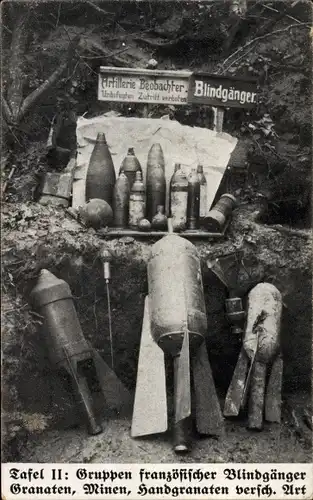 Ak Gruppen französischer Blindgänger Granaten, Minen, Handgranaten
