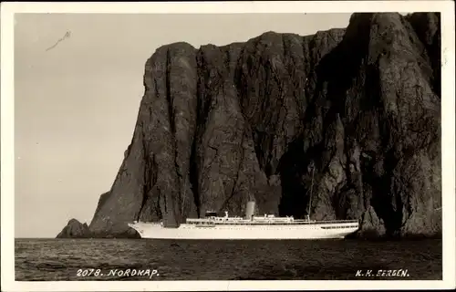 Foto Ak Nordkap Norwegen, Dampfschiff vor einer Felswand