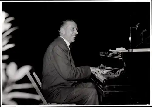 Foto Jazz Club Berlin 50er Jahre, Stanley Newcomb „Stan“ Kenton, Pianist, Komponist