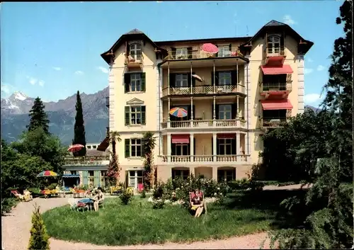 Ak Obermais Meran Merano Südtirol, Hotel Garni, Leichterhof, Außenansicht, Urlauber im Garten