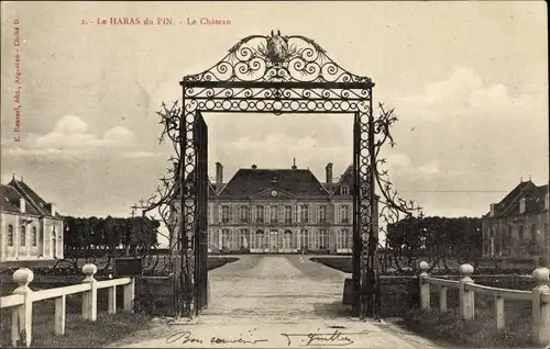 Ak Le Pin-au-Haras Haras du Pin Orne, Le Chateau, Blick durch Tor