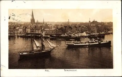 Ak Kiel in Schleswig Holstein, Blick auf die Stadt, Schiffe, Hafen, Glockenturm