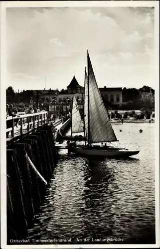 Ak Ostseebad Timmendorfer Strand, An der Landungsbrücke, Segelboot