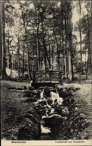Ak Eberswalde im Kreis Barnim, Landschaft am Wasserfall, Brücke, Kind