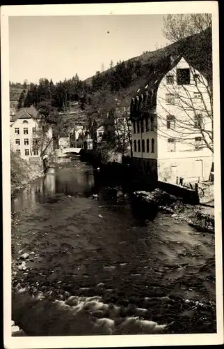 Foto Ak Monschau Montjoie in der Eifel, Teilansicht, Fluss, Häuser