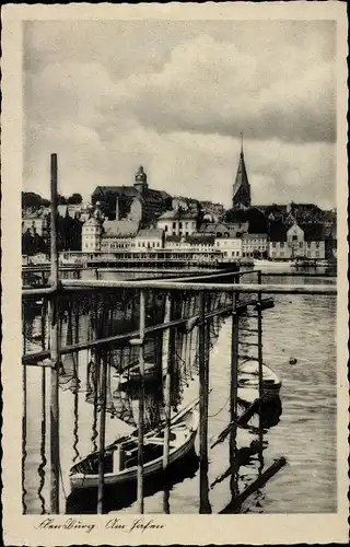 Ak Flensburg in Schleswig Holstein, Am Hafen, Boote, Kirchturm