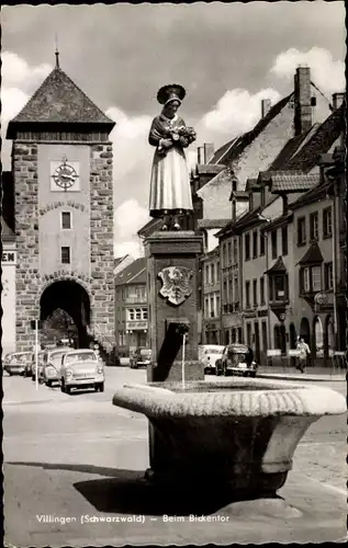 Ak Villingen im Schwarzwald, Beim Bickentor, Brunnen mit Frauenstatue, Turm mit Tor und Uhr, Autos