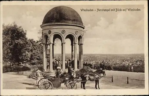 Ak Wiesbaden in Hessen, Nerotempel mit Blick auf die Stadt, Pferdekutsche