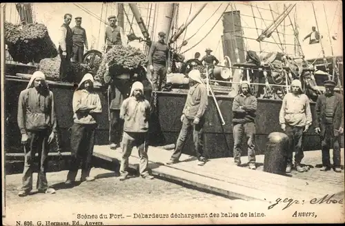 Ak Antwerpen Anvers Flandern, Debardeurs dechargeant des balles de laine, Schiff, Hafen