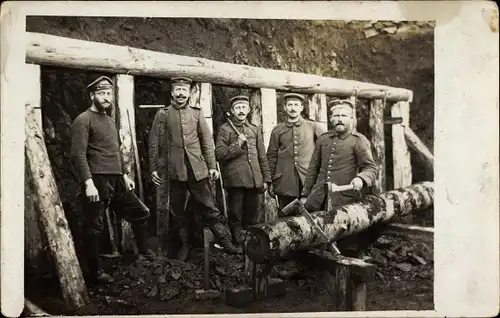 Foto Ak Deutsche Soldaten in Uniformen, Holzstück, Säge, I. WK