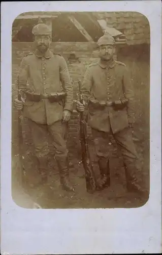 Foto Ak Deutsche Soldaten in Uniformen, Gewehr, I. WK