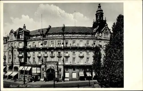 Ak Wiesbaden in Hessen, Palast Hotel, am Kochbrunnenpark