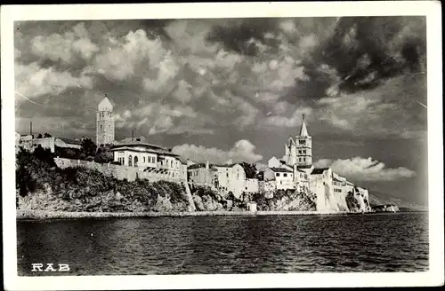 Ak Rab Kroatien, Blick vom Wasser zur Stadt