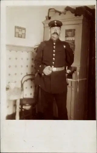 Foto Ak Deutscher Soldat in Uniform, Standportrait, Wohnhaus, Küche, Tisch