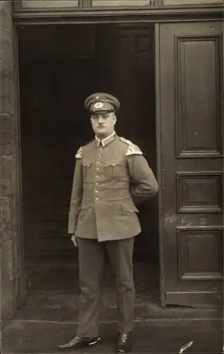 Foto Ak Deutscher Soldat in Uniform, Standportrait