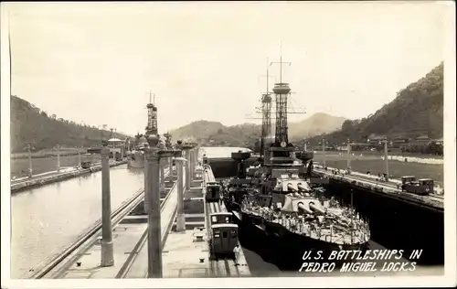Foto Ak US Amerikanisches Kriegsschiff, US Battleships in Pedro Miguel Locks, Panamakanal