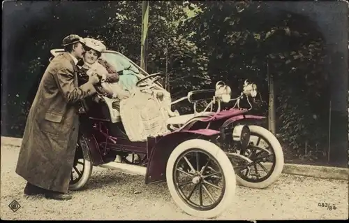 Ak Mann küsst Frau in einem Automobil
