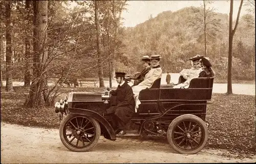 Ak Frauen und Mann in einem Automobil, Chauffeur