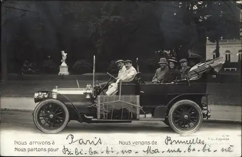 Ak Nous arrivons a Paris, nous venons de Bruxelles, Männer und Frauen in einem Automobil