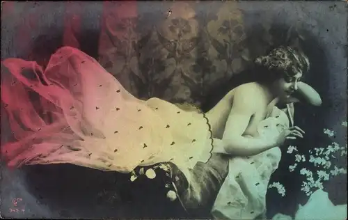 Ak Frau mit nacktem Oberkörper