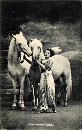 Ak Frau Direktor Carré mit weißen Pferden, Zirkus Max Schumann