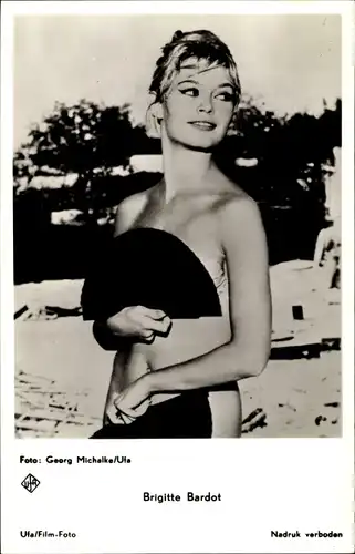 Ak Schauspielerin Brigitte Bardot, Portrait, Fächer, nackt