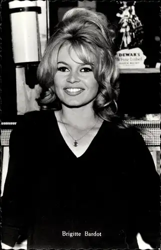 Ak Schauspielerin Brigitte Bardot, Portrait