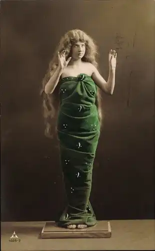 Ak Frau in grünem Kleid, vermenschlichte Plastik