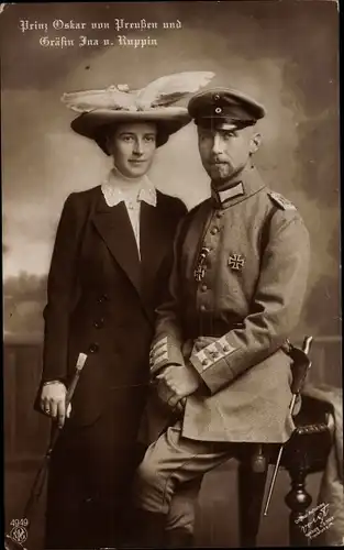 Ak Oskar Prinz von Preußen, Gräfin Ina Marie, Portrait, Uniform, Eisernes Kreuz