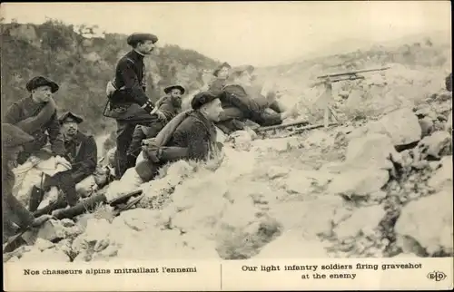 Ak Chasseurs alpins mitraillant l'ennemi, französische Gebirgsjäger