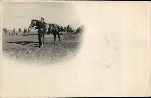 Foto Ak Französischer Soldat in Uniform mit Pferd