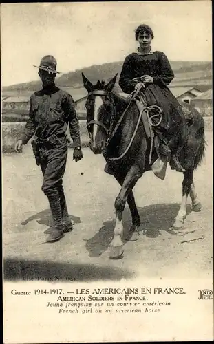 Ak Les Americains en France, Jeune francaise sur un courser americain, I WK