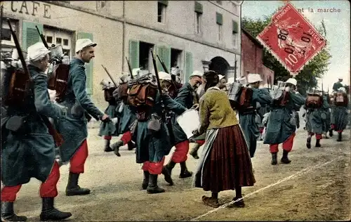 Ak Pendant la marche, Französische Soldaten marschieren durch einen Ort