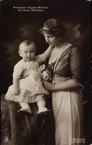 Ak Prinzessin Alexandra Victoria, Braut von August Wilhelm mit ihrem Sohn, Portrait