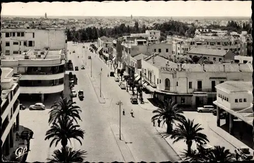 Ak Meknès Marokko, Place du Marché la rue Mezergues et vue sur la Medina