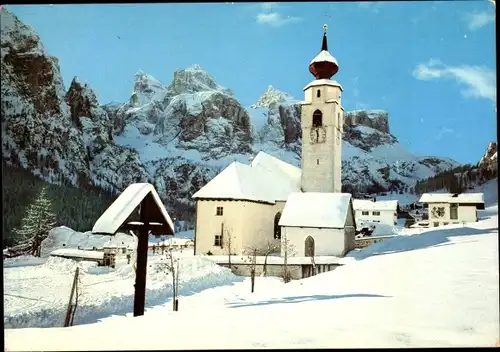 Ak Colfosco Corvara in Badia Südtirol, Winteransicht, Kirche, Gebirge, Wegekreuz