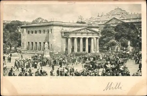 Ak Berlin Mitte, Unter den Linden, Mittags vor der neuen Wache, Straßenszene