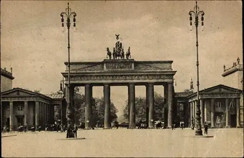 Ak Berlin Mitte, Brandenburger Tor vom Pariser Platz aus, Straßenpartie